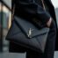 découvrez comment styliser votre look avec l'élégante pochette envelope de saint laurent, un accessoire chic et intemporel pour sublimer toutes vos tenues.