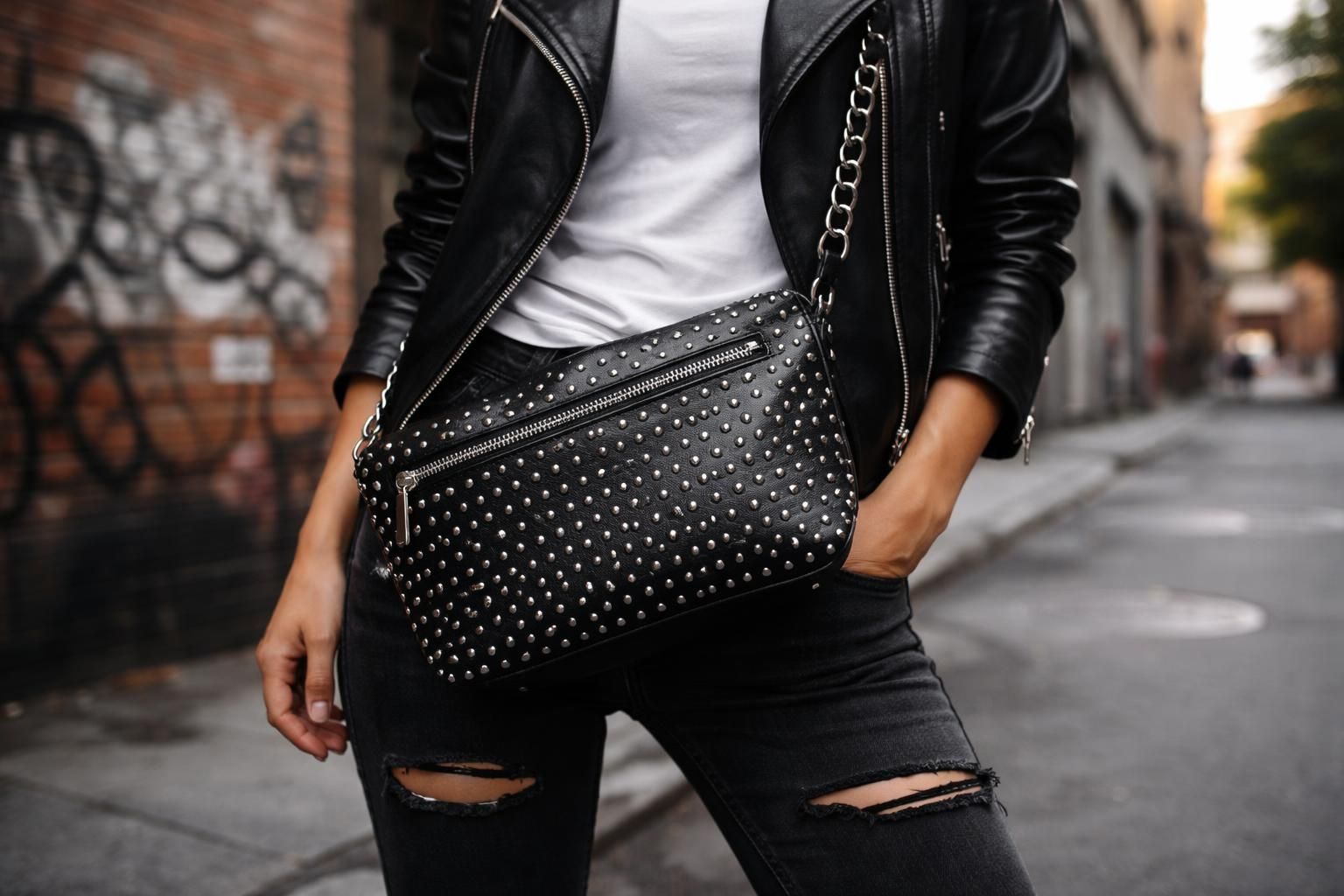 découvrez le sac bandoulière clouté, l'accessoire urbain parfait pour adopter un style rebelle et tendance au quotidien.