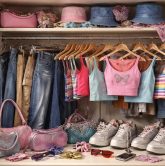 découvrez notre guide complet pour dénicher les habits vintage des années 2000 et adopter un style rétro unique et tendance.