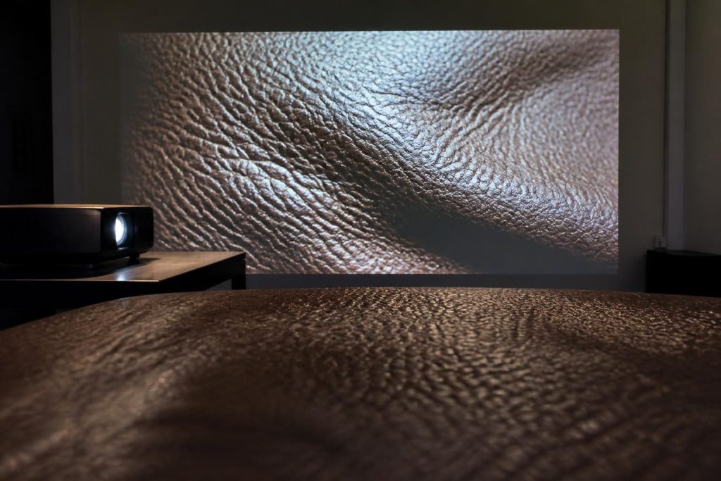 découvrez comment macro cuir sublime ses finitions grâce aux projections grand format avec vidéoprojecteur epson, alliant précision et innovation pour des résultats exceptionnels.